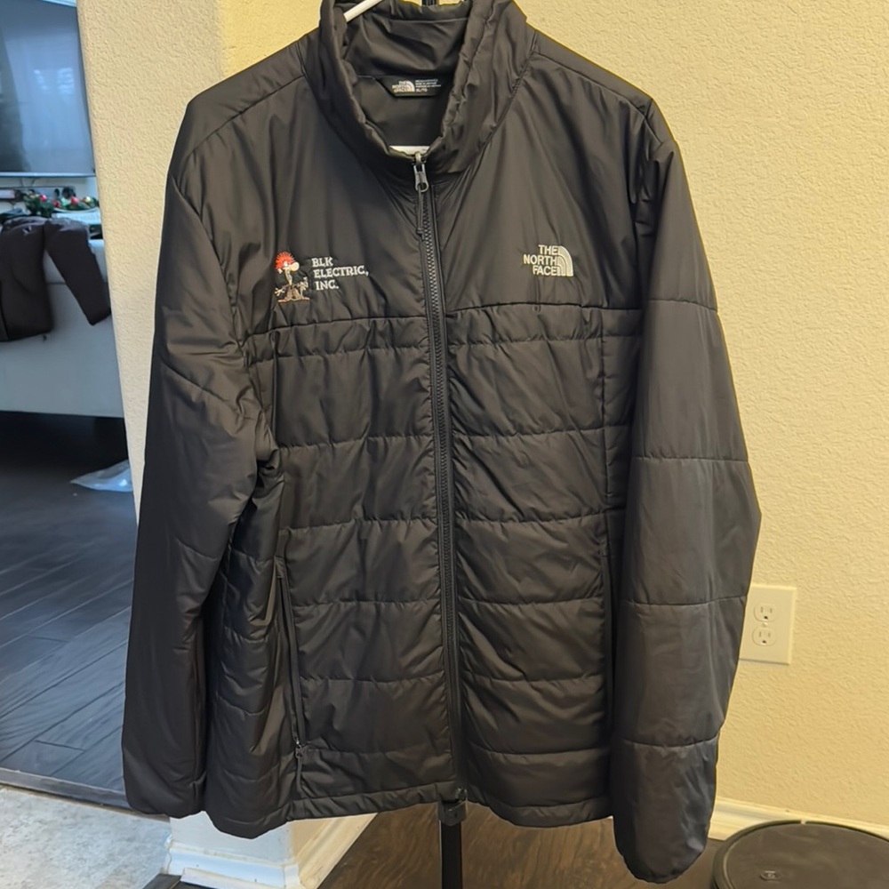 The North Face Black Puffer Jacket with Stand-Up Collar and Quilted Design